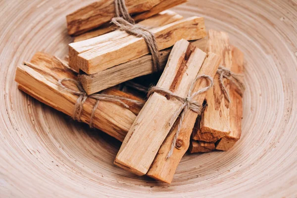 Palo Santo ağacı, Latin Amerika 'nın kutsal tütsü ağacı olan ahşap kaseye yapışır. Meditasyon, akıl sağlığı ve kişisel tatmin kavramı. Seçici odak