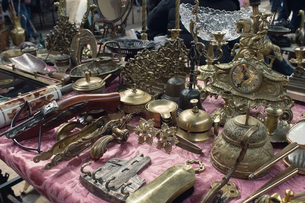 Antigüedades en el mercado de pulgas, culto de plata vintage cucharas, cuchillos, tenedores y otras cosas vintage. Objetos coleccionables y concepto de venta de garaje. Enfoque selectivo —  Fotos de Stock