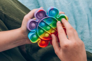 Oğlanların ellerini gökkuşağı şekerlemesi kullanarak yakın çekim yap. Kabarcık hareketli duyusal oyuncak, yıkanabilir ve yeniden kullanılabilir silikon stres giderici oyuncak. Özel ihtiyaçları olan çocuklar için stres önleyici oyuncak