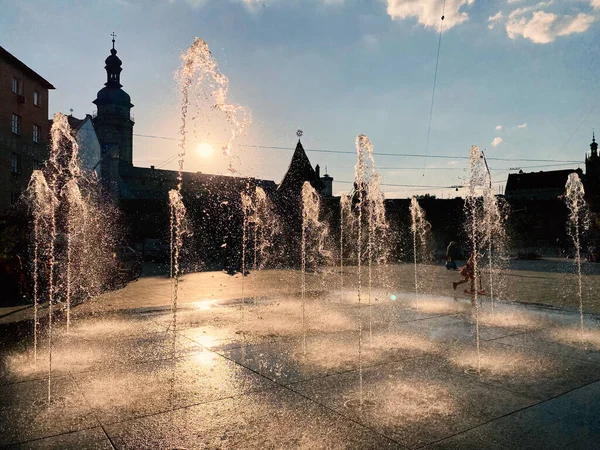 Piesza fontanna na placu Mytna we Lwowie w pięknym świetle słonecznym wczesnym rankiem lub zachodem słońca. Skupienie selektywne — Zdjęcie stockowe