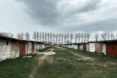 Terk edilmiş sanayi bölgesi. Eski kapalı garajlar, eski binalar. Seçici odak