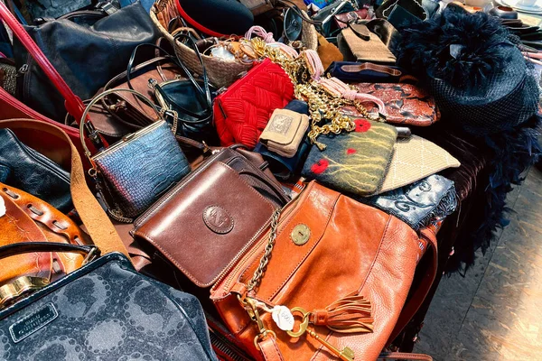 Lviv, Ucrania - 16 de mayo de 2021: bolsos de cuero de lujo vintage y otras cosas vintage en el mercado de pulgas o festival de temporada, venta de garaje. Compras Thrift y concepto de bienes reutilizables — Foto de Stock