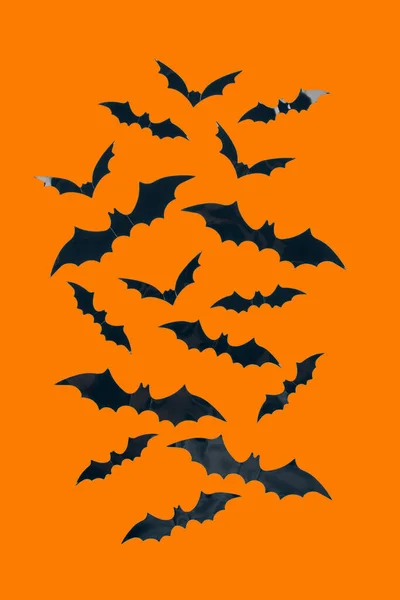 Fundo de Halloween - morcegos de papel decorativos em fundo laranja com espaço de cópia. Decorações de Halloween ou conceito de convite de festa. Foco seletivo, imagem vertical — Fotografia de Stock