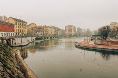 Milan, İtalya - 1 Ocak 2018: Milano, Lombardy bölgesindeki Darsena rıhtımında sisli bir kış sabahı. Turizm merkezi konsepti - kış tatili