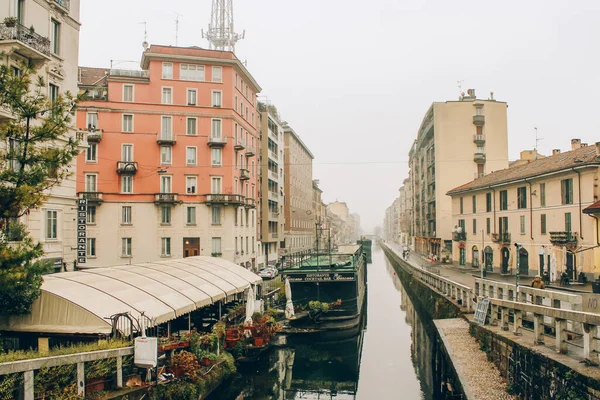 Mediolan, Włochy - 1 stycznia 2018: mglisty poranek nad kanałem Naviglio Grande w Mediolanie, region Lombardii. Koncepcja miejsca docelowego turystyki — Zdjęcie stockowe