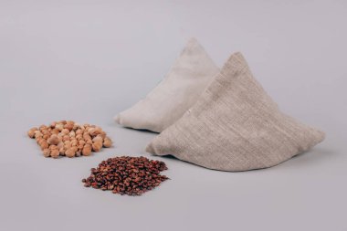 Masaj yastıkları seti - kiraz taşı ve üzüm çekirdeği dolu yastık, doğal ısı ya da serin paket. Alternatif tıp ve terapi, spa masajı için pit sack, kayropraktik bakım ve ev sağlığı. Boşluğu kopyala