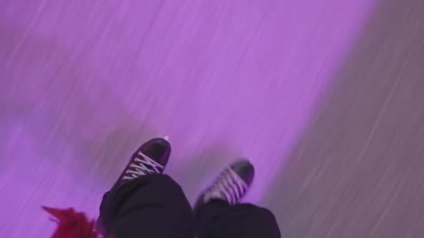 Hij is aan het schaatsen op een ijsbaan. Close-up van de benen van bovenaf. POV - standpunt. — Stockvideo