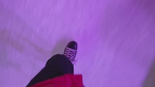 El tipo está patinando en una pista de hielo. Primer plano de las piernas desde arriba. POV - punto de vista. — Vídeos de Stock