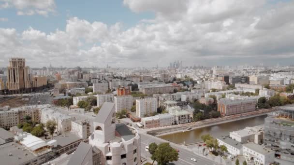 Moskou, Rusland. Een panoramisch uitzicht van de wolkenkrabber naar het centrum van de stad, wolkenkrabbers van de Sovjet-Unie en wolkenkrabbers van Moskou. Verbazingwekkend stadsgezicht, zonnige zomerdag. — Stockvideo