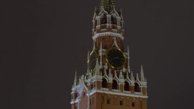 Kremlin Çanları ya da Kremlin Kızıl Meydan, Moskova 'da, ülkenin sembolleri, gece. Kulede büyük bir saat