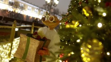 Ağaçta yeni yıl oyuncakları. Noel hediyeli tilki. Şehrin şenlikli dekorasyonları..