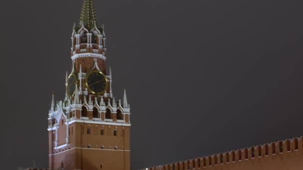 Kremlin Chimes o Kremlin en la Plaza Roja, Moscú, símbolos del país, noche. Gran reloj en la torre — Vídeos de Stock