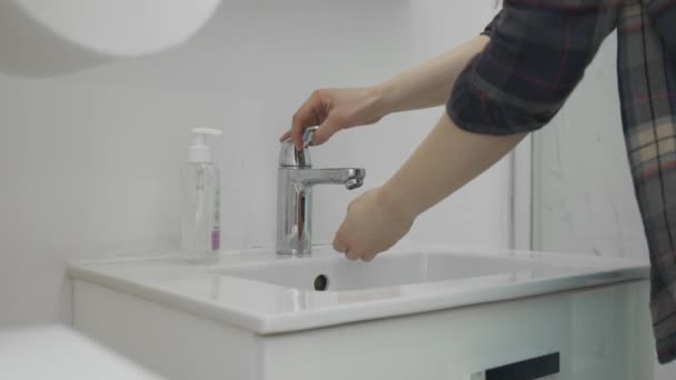 Wanita mencuci tangan menggunakan sabun dan air tawar daripada memeriksa hasil melihat kulit basah bersih dari tangannya dengan hati-hati. — Stok Video