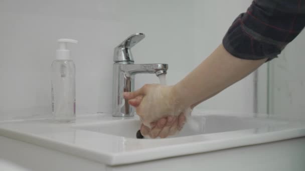 Mujer lavándose las manos usando jabón y agua fresca que comprobando el resultado mirando cuidadosamente la piel limpia y húmeda de sus manos. — Vídeo de stock
