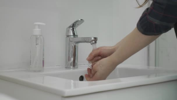 Donna lavarsi le mani con acqua dolce e sapone che controllare il risultato guardando la pelle bagnata pulita delle mani con attenzione. — Video Stock