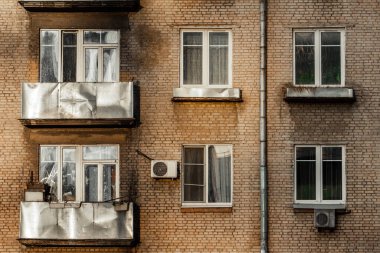 Yaşlı Khrushchev Moskova. Rusya 'nın merkezinde tarihi tuğla evler.