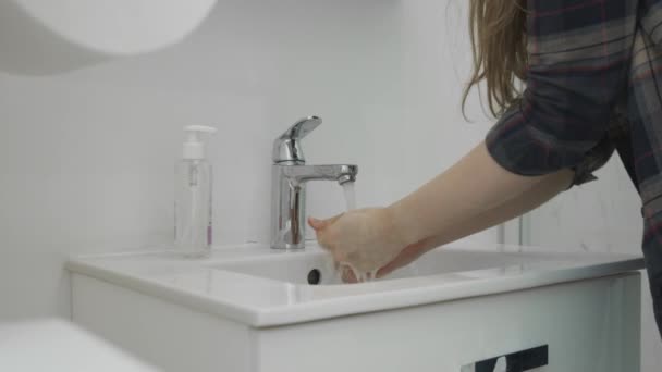 Жінка миє руки за допомогою мила і прісної води, ніж перевірка результату, уважно дивлячись на чисту вологу шкіру рук . — стокове відео