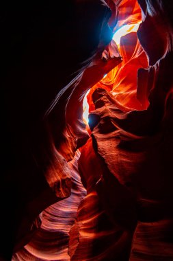 Antilop Kanyonu, Page, Arizona, ABD. Kayalıklarda tepede ışık var. İnanılmaz bir güzellik. Desenli duvarlar.