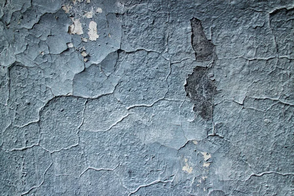Ściana teksturowana z łuszczącą się niebieską farbą. Stary budynek. Piękne abstrakcyjne tło. — Zdjęcie stockowe