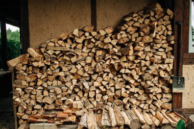 Odun yığını şömine ve kazan için hazırlandı..