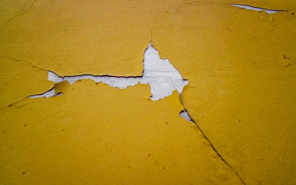 Antigua pared de textura amarilla con grietas en blanco. Hermoso fondo. Pintura agrietada del edificio. —  Fotos de Stock