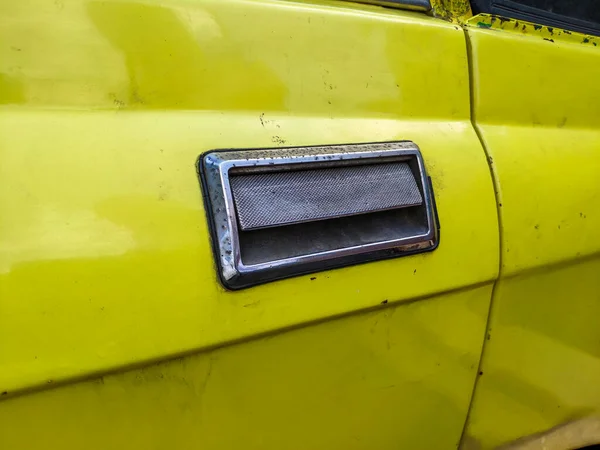 Detalle de puerta amarilla de viejo coche clásico vintage — Foto de Stock