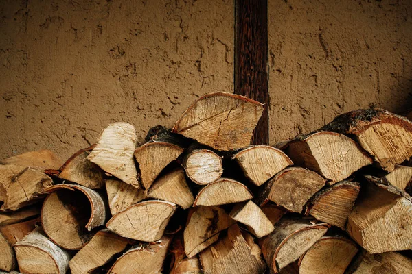Куча сложенных треугольных дров, подготовленных для камина и котла. — стоковое фото