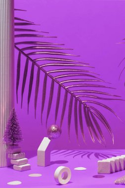 Mermer kemer, palmiye yaprakları, sütun, merdivenler, toplar, Noel ağaçları ve sarı arkaplanda konfeti üzerinde yeni yıl olan altın mumlar. Şenlik trendi hala hayat.