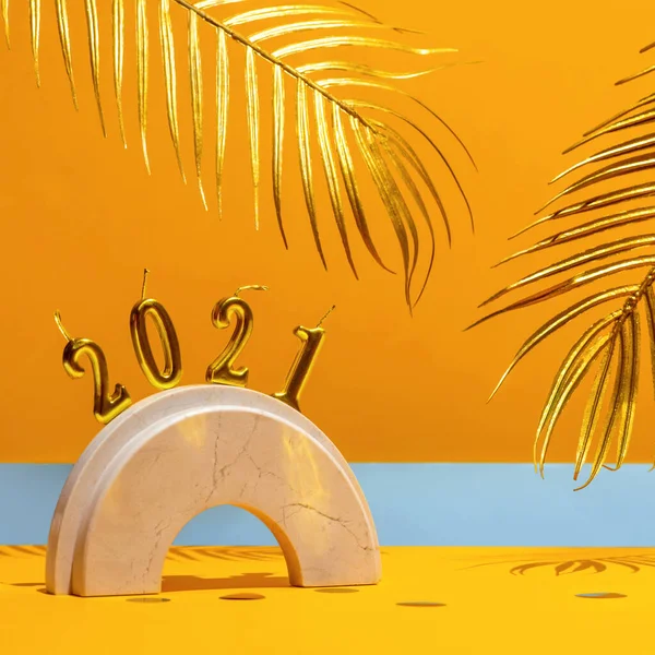 金色的蜡烛与2021年在大理石拱顶上的新年 棕榈叶 黄色背景上的彩霞与地平线 喜庆的潮流依旧 — 图库照片