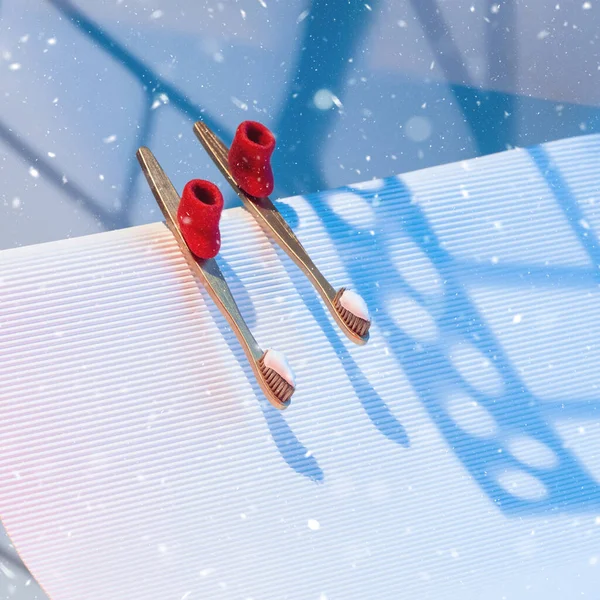 Vinter Dental Koncept Med Tandbørster Tandpasta Form Ski Med Røde - Stock-foto