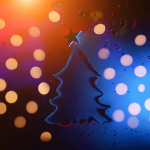 Nytår og juletræ lavet af vand med stjerne belyst af neon, festligt koncept. - Stock-foto