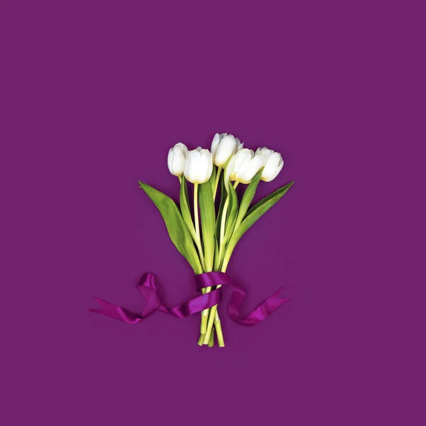 Buket Hvide Tulipaner Bundet Med Bånd Den Fiolette Baggrund - Stock-foto