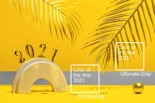 Gyldne Stearinlys Med Det Nye 2021 Marmorbuen Palmeblade Konfetti Gul - Stock-foto