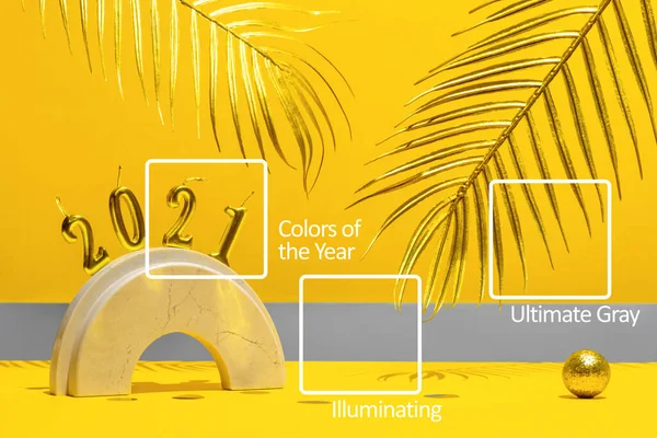 金色的蜡烛与新年在大理石拱上 棕榈叶 黄色背景与地平线 喜庆的潮流依旧 2021年色彩 — 图库照片
