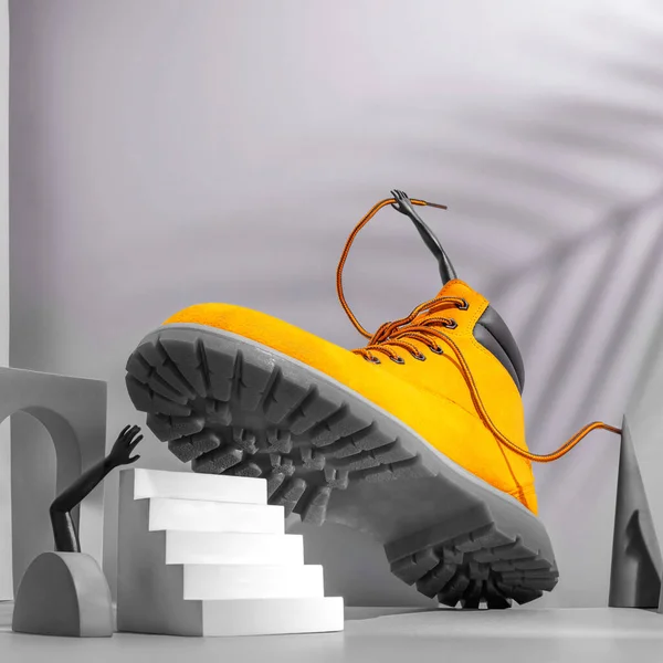 Concept Chaussures Bottes Jaunes Dans Les Escaliers Les Jambes Les Images De Stock Libres De Droits