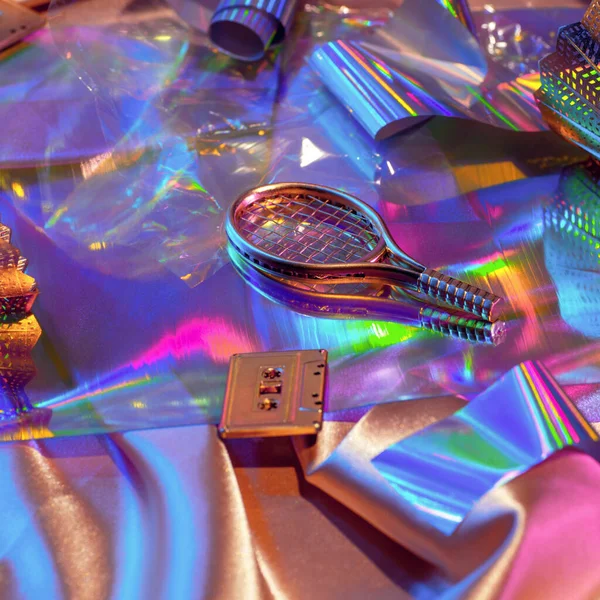 Holografiske regnbue iriserende stoffer overflade og genstande fra 90 'erne shuttlecock, ketcher, audiocassette, 80' erne retrospektiv, sportskoncept. - Stock-foto