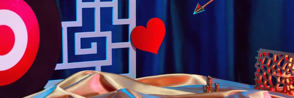작은 황금 큐피드는 심장에 화살로 목표를 표시 발렌타인데 이 컨셉트. 스톡 이미지