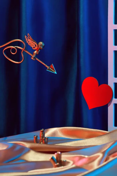 Cupid emas kecil menandai sasarannya dengan panah di jantung, konsep hari valentine. Stok Lukisan  