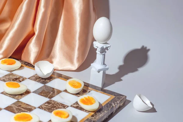 부활절 체스는 신선하고 달걀을 가지고 노는데 여전히 생명의 로열티 프리 스톡 사진