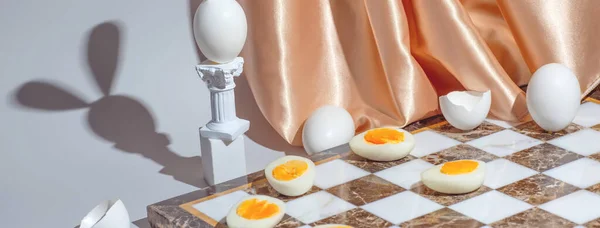 Påske skak spil med friske og kogte æg - Stock-foto