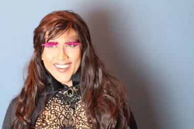 Evde peruklu transseksüel kadın portresi