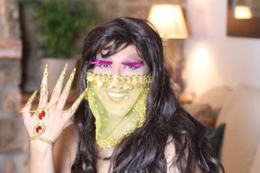 Evde peruklu transseksüel kadın portresi