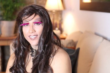 Evde peruklu transseksüel kadın portresi