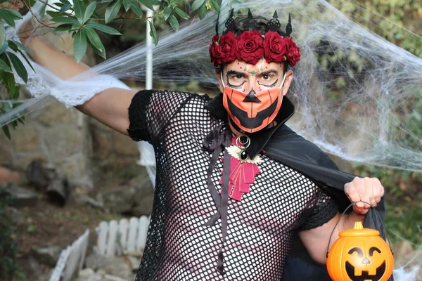 Portret Van Mens Stijlvolle Halloween Pak Poseren Natuur — Stockfoto