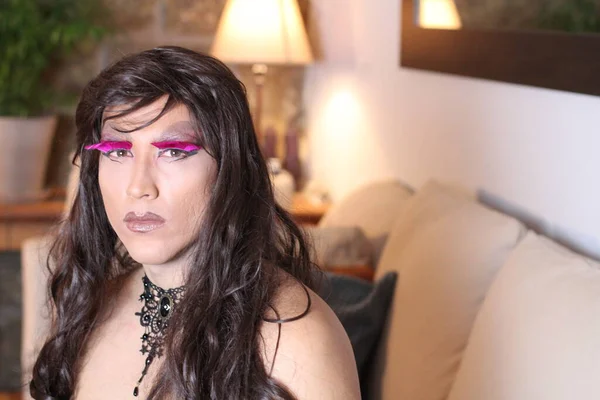 집에서 가발을 트랜스젠더 여성의 — 스톡 사진