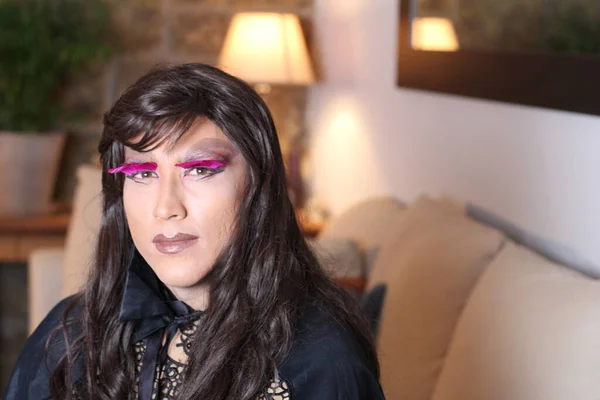 Portret Van Transgender Vrouw Pruik Thuis — Stockfoto