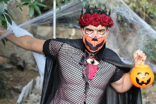 Retrato Del Hombre Traje Halloween Elegante Posando Naturaleza — Foto de Stock