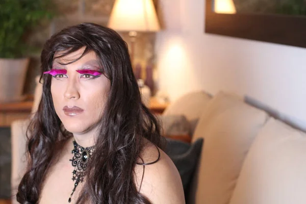 Porträt Einer Transgender Frau Mit Perücke Hause — Stockfoto
