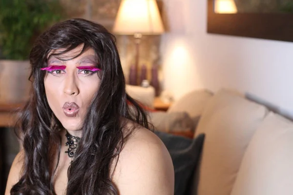 Ritratto Donna Transgender Parrucca Casa — Foto Stock