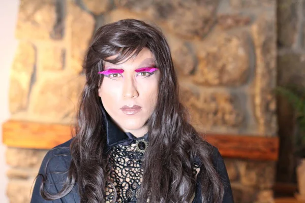 Retrato Mulher Transexual Peruca Casa — Fotografia de Stock